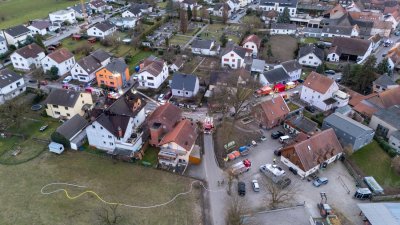 Dachstuhlbrand in Mehrfamilienhaus – elf Bewohner evakuiert – keine Verletzten – rund 70 Einsatzkräfte im Einsatz