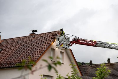 Windhose fegt nur zehn Sekunden durch Wohngebiet - 16 Dächer teils erheblich beschädigt - Feuerwehr im Dauereinsatz - Bäume stürzen um