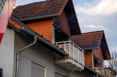 Dachstuhlbrand in Mehrfamilienhaus – elf Bewohner evakuiert – keine Verletzten – rund 70 Einsatzkräfte im Einsatz