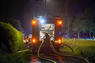 Weithin sichtbarer Feuerschein - Katwarn ausgelöst - Hütte mit Holz und Geräten brennt