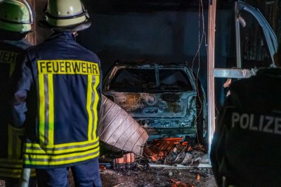 Garage auf Bauernhof in Vollbrand