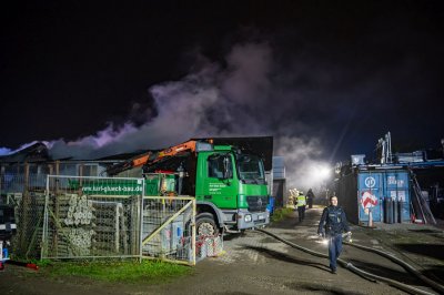 Großbrand in Lagerhalle eines Baustoffbetriebs in Maintal-Bischofsheim