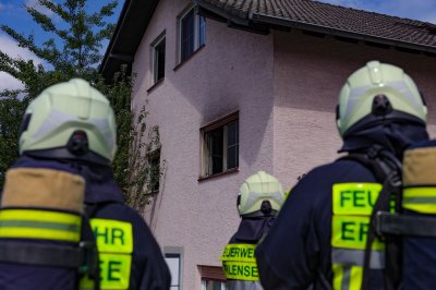 Dunkler Rauch – Defekter Kühlschrank löst Wohnungsbrand aus – Wohnung unbewohnbar – 50 Kräfte im Einsatz
