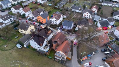 Dachstuhlbrand in Mehrfamilienhaus – elf Bewohner evakuiert – keine Verletzten – rund 70 Einsatzkräfte im Einsatz