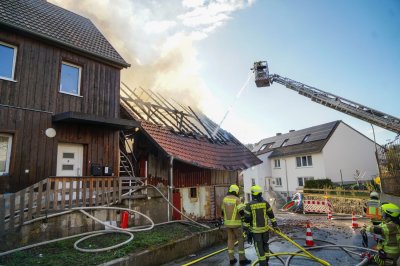 Scheune in Vollbrand – Flammen bedrohen Gastank – Feuerwehr verhindert Übergreifen auf Nachbarhaus