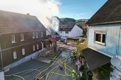 Scheune in Vollbrand – Flammen bedrohen Gastank – Feuerwehr verhindert Übergreifen auf Nachbarhaus