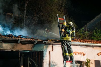 Garage auf Bauernhof in Vollbrand
