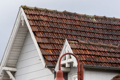 Windhose fegt nur zehn Sekunden durch Wohngebiet - 16 Dächer teils erheblich beschädigt - Feuerwehr im Dauereinsatz - Bäume stürzen um