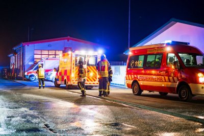 Meterhohe Feuersäulen bei Hallenbrand – Seniorenheim durch Rauch bedroht – Löschwasser gefriert