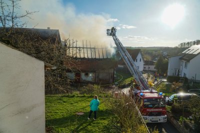 Scheune in Vollbrand – Flammen bedrohen Gastank – Feuerwehr verhindert Übergreifen auf Nachbarhaus