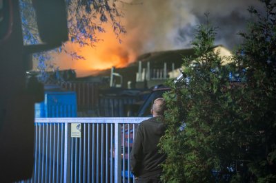 Großbrand in Lagerhalle eines Baustoffbetriebs in Maintal-Bischofsheim