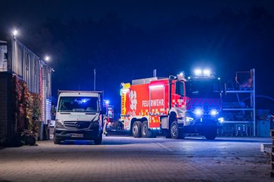 Großbrand in Lagerhalle eines Baustoffbetriebs in Maintal-Bischofsheim