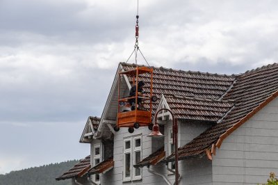 Windhose fegt nur zehn Sekunden durch Wohngebiet - 16 Dächer teils erheblich beschädigt - Feuerwehr im Dauereinsatz - Bäume stürzen um