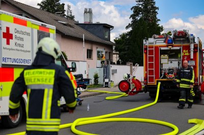 Dunkler Rauch – Defekter Kühlschrank löst Wohnungsbrand aus – Wohnung unbewohnbar – 50 Kräfte im Einsatz