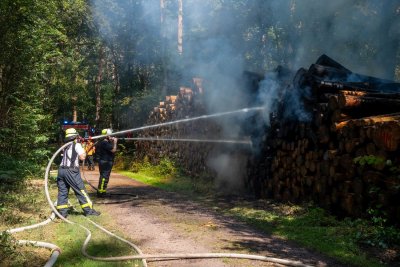 Brennender Holzpolter sorgt für größeren Einsatz