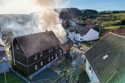 Scheune in Vollbrand – Flammen bedrohen Gastank – Feuerwehr verhindert Übergreifen auf Nachbarhaus