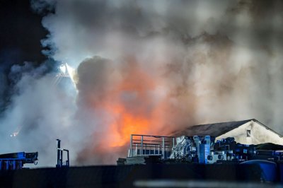Großbrand in Lagerhalle eines Baustoffbetriebs in Maintal-Bischofsheim