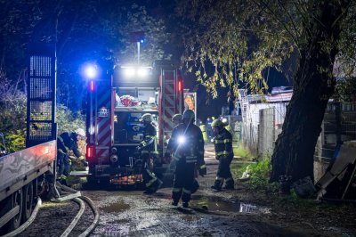 Großbrand in Lagerhalle eines Baustoffbetriebs in Maintal-Bischofsheim